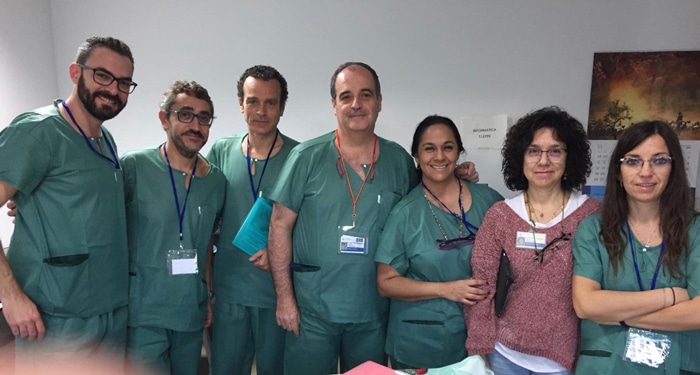 El Dr. Pardo (centro) y la Dra. Rivas (2ª por la derecha), junto a otros ponentes y participantes del curso