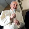 El Papa Francisco se dirige a los periodistas que viajan con él, en el avión destino a Panamá