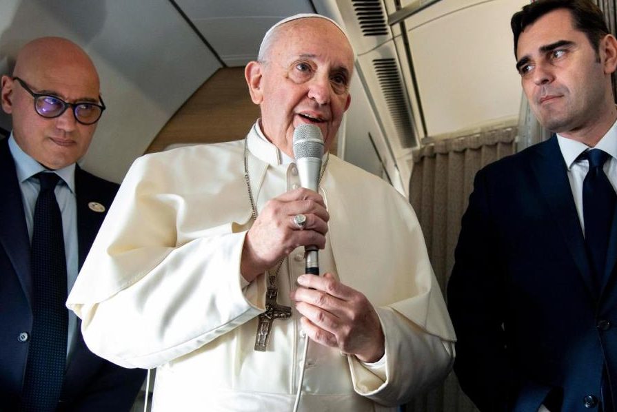 El Papa Francisco se dirige a los periodistas que viajan con él, en el avión destino a Panamá