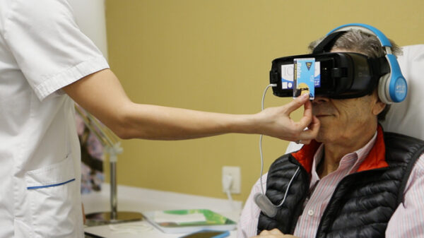 Paciente con gafas de realidad virtual