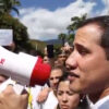 Juan Guaidó se dirige a los manifestantes