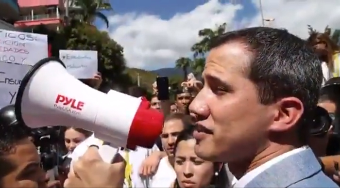 Juan Guaidó se dirige a los manifestantes