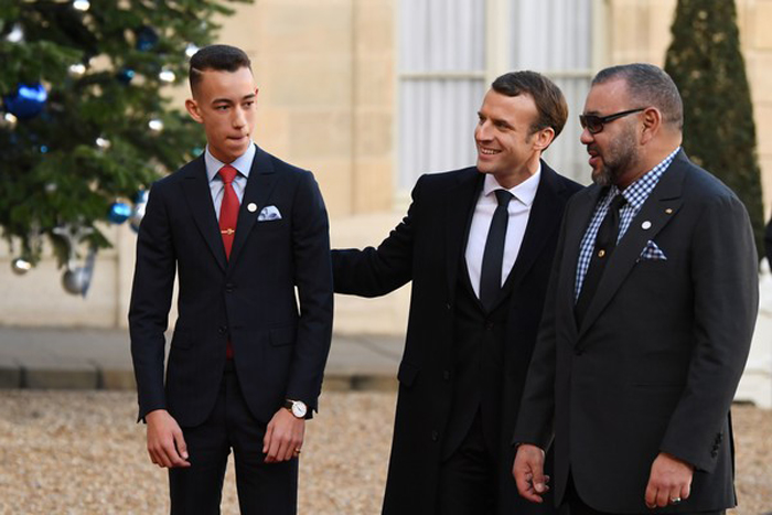 El rey de Marruecos con su hijo y el presidente francés, Emmanuel Macron 