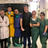 El doctor Crespo (de amarillo) junto al resto de especialistas de la Unión de Radiología intervencionista del hospital que realizaron la intervención