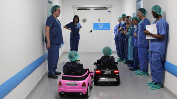 Dos pacientes pediátricos llegan al área quirúrgica con los coches eléctricos