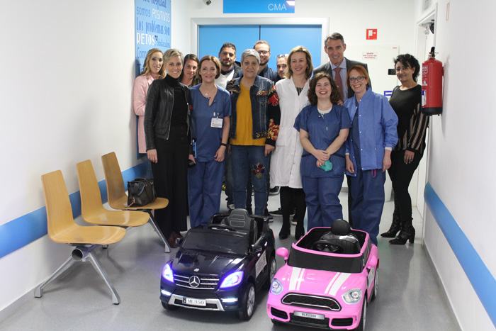 La dirección del hospital, junto a profesionales del bloque quirúrgico, la alcaldesa de Titulcia y miembros de su equipo junto a los coches