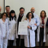 La doctora Martín Ríos recoge el diploma acreditativo de la certificación junto a miembros de su equipo y representantes de la CIPPA