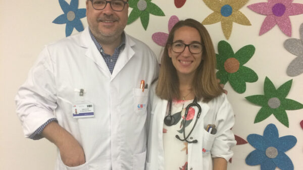 El doctor Rafael Martos, jefe del Servicio de Hematología del Hospital General de Villalba, y la doctora María Yuste, especialista del mismo departamento