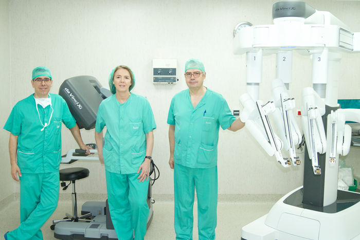 Equipo de Otorrinolaringología en el nuevo centro médico Ruber Internacional con el robot Da Vinci