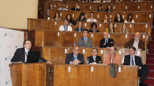Un momento de la conferencia magistral sobre el Prof. De León