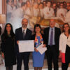 El doctor Córdoba junto a su equipo y al doctor José Gómez, subdirector médico de la FJD, posa con el diploma acreditativo del premio
