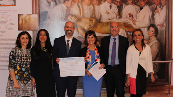 El doctor Córdoba junto a su equipo y al doctor José Gómez, subdirector médico de la FJD, posa con el diploma acreditativo del premio