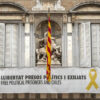 Pancarta y lazo amarillo en el Palacio de la Generalitat