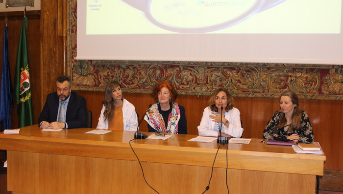 La doctora Leal inauguró la jornada junto a la doctora Vázquez (centro) y otros ponentes del encuentro