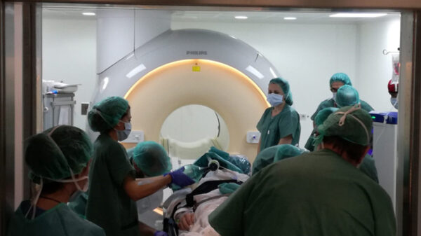 Momento de realización de la resonancia magnética intraoperatoria tras la primera fase de la intervención