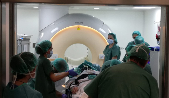 Momento de realización de la resonancia magnética intraoperatoria tras la primera fase de la intervención