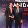 Juan Antonio Álvaro de la Parra recibe el premio al Mejor Hospital Público de manos del consejero de Sanidad de la CAM