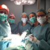 La doctora Noguero (centro) junto al equipo que realizó la intervención, en quirófano