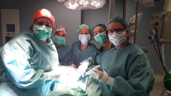 La doctora Noguero (centro) junto al equipo que realizó la intervención, en quirófano