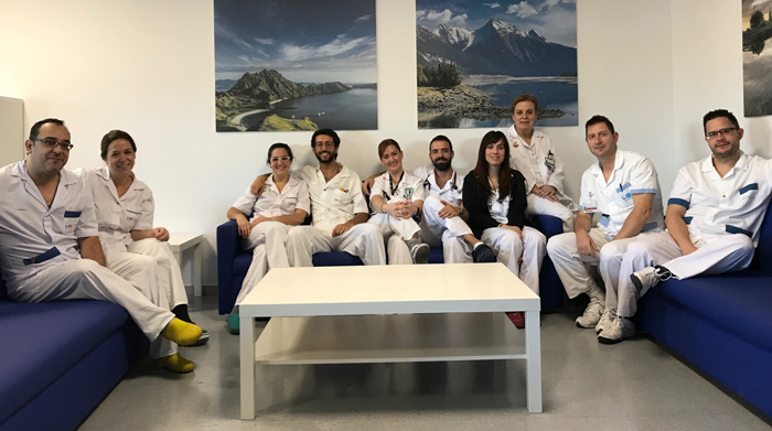 La doctora García Torrejón (3ª por la derecha) junto al resto del equipo de la UCE del HUIE en la Sala de Estar del servicio