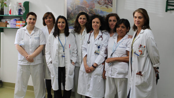 Las doctoras Cutillas (3ª por la izquierda), Aragón (4ª por la derecha) y Benavides (1ª por la derecha), junto al resto del equipo de la Unidad de Disfagia de la FDJ