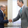 El Rey Felipe saludando al diputado del Partido Regionalista de Cantabria, José María Mazón