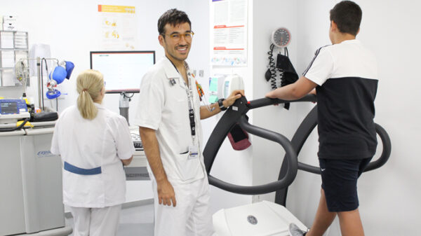 El doctor Marín en la consulta de ergometría pedriátrica del Hospital Infanta Elena