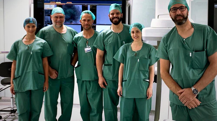 Los doctores Lo Presti, Albisua y López (1ª, 2º y 3º por la izquierda) junto al resto del equipo participante en la intervención