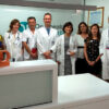 Los doctores García-Foncillas, Llamas (5 y 6º por la izquierda) y Córdoba (2º por la derecha) junto a compañeros de sus servicios en la FJD
