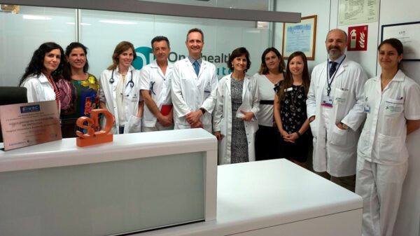 Los doctores García-Foncillas, Llamas (5 y 6º por la izquierda) y Córdoba (2º por la derecha) junto a compañeros de sus servicios en la FJD