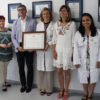 Villar entrega el reconocimiento a la doctora Sánchez Menam en presencia de Sánchez, Fernández, De Gustín, la doctora Deschamps y Castaño