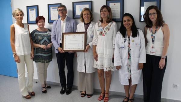 Villar entrega el reconocimiento a la doctora Sánchez Menam en presencia de Sánchez, Fernández, De Gustín, la doctora Deschamps y Castaño