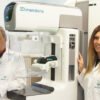 Los doctores José Luis Pérez y Silvia Pérez Rodrigo con el nuevo mamógrafo 3D de última generación