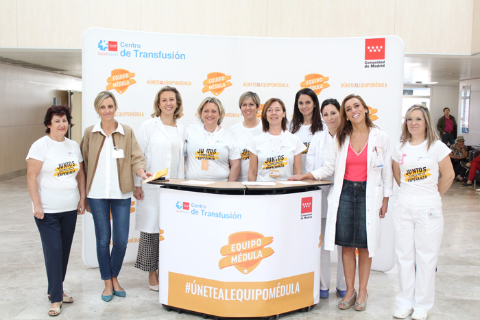 La doctora Pascual (2ª a la derecha), la doctora Marta Sánchez (3ª a la izquierda) y otros representantes del hospital y Centro de Transfusiones e n el stand