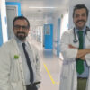 El doctor Suárez (izquierda) con el doctor Leopoldo Bárcena, geriatra del Hospital Infanta Elena, con quien atiende las fracturas de cadera en el hospital