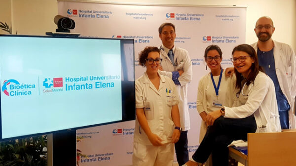 Los doctores Pachecho, Herrera (a la derecha) y Ruiz (a la izquierda), junto a la enfermera y a la trabajadora del equipo del DBC