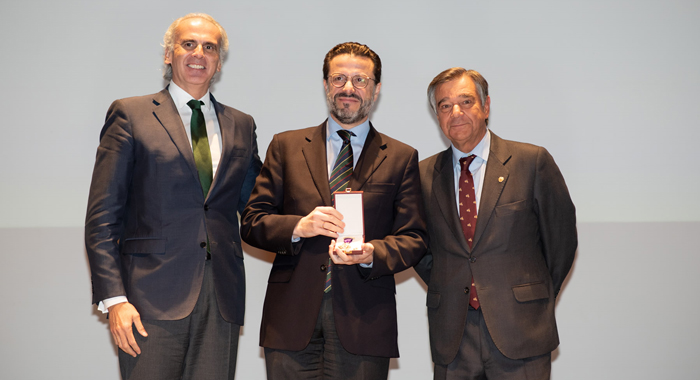 Enrique Ruiz Escudero, consejero de Sanidad de la Comunidad de Madrid; Javier Fernández-Lasquetty y Blanc, consejero de Hacienda de la Comunidad de Madrid; y Luis González Díez, presidente del COFM