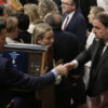 Pedro Sánchez y Oriol Junqueras se saludan en el Congreso