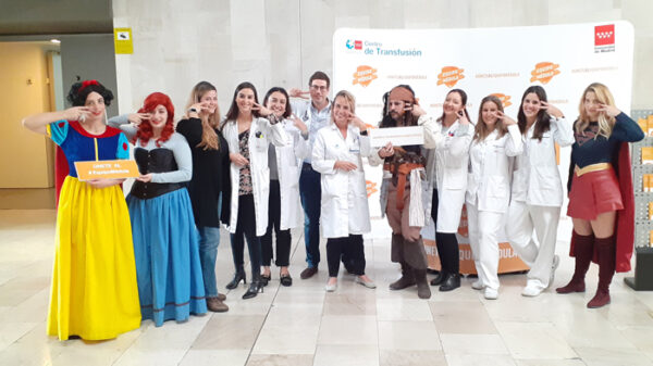 La doctora Urbina (5ª por la izquierda), Raquel Barba (en el centro) y otros miembros del hospital