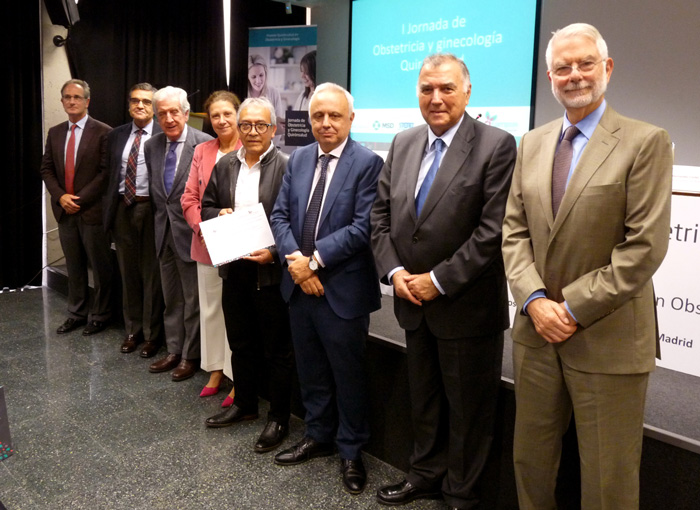 El doctor Rodríguez Candia con los representantes de la jornada en la que se premió la iniciativa formativa del HUIE