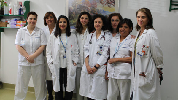 Las doctoras Cutillas (3ª por la izquierda), Aragón (4ª por la derecha) y Benavides (1ª por la derecha) junto al resto del equipo de la Unidad de Disfagia de la FJD