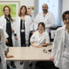 Laura García (1ª por la derecha) junto al resto del equipo implicado en la nueva consulta de estomaterapia