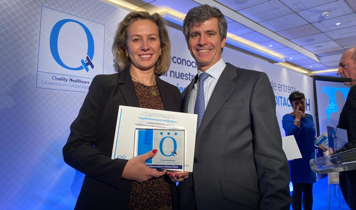 La doctora Sánchez Menan, con el sello QH+3 estrellas en reconocimiento a la excelencia en la calidad asistencial y seguridad del HUIE