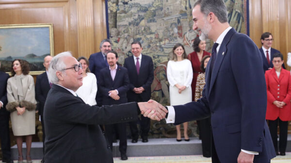 El Rey saluda al ministro de Universidades, Manuel Castells