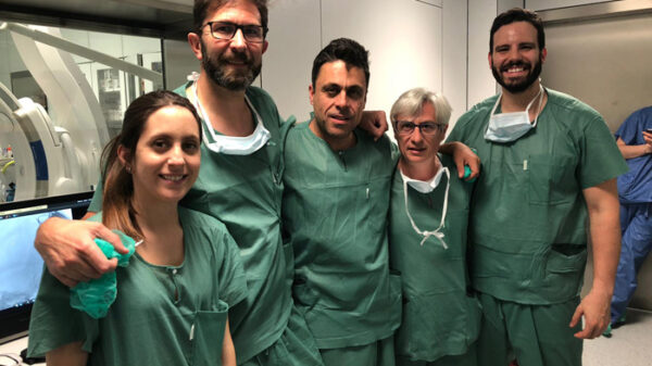 El doctor Rodríguez (2º por la izquierda) junto al resto de su equipo de la Unidad de Neurorradiología Intervencionista de la FJD