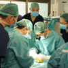 Cirujanos japoneses viendo operar al doctor Piñal