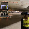 Un vuelo con ayuda médica de Emiratos Árabes Unidos aterriza en el aeropuerto de Fiumicino (Italia)