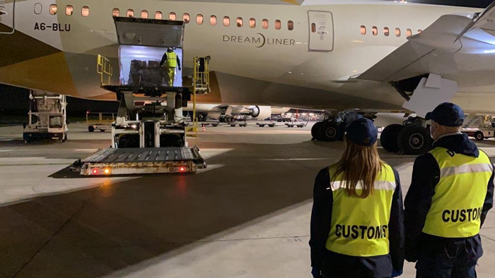 Un vuelo con ayuda médica de Emiratos Árabes Unidos aterriza en el aeropuerto de Fiumicino (Italia)