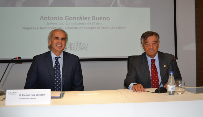 El consejero de Sanidad de la Comunidad de Madrid, Enrique Ruiz Escudero, y el presidente del Colegio Oficial de Farmacéuticos de Madrid, Luis González Díez