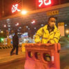 Un operario retira una valla en Wuhan